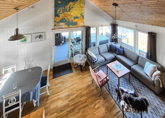 4 Bedroom Stunning In 펜션 Hebnes