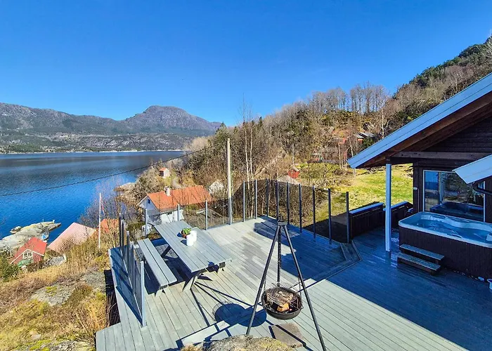 4 Bedroom Stunning In 펜션 Hebnes