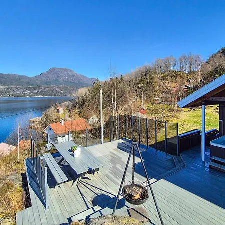 4 Bedroom Stunning In Feriehus Hebnes