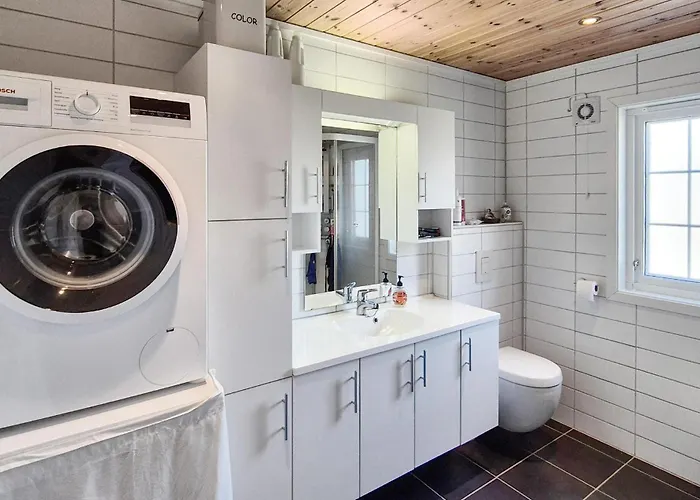 4 Bedroom Stunning In Prázdninový dům Hebnes